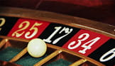 Nærbillede af et roulettehjul med en hvid kugle i lomme nummer 17