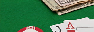 Bonusbanner hvor der ses dele af casinochips, penge og spilkort