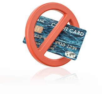 Et kreditkort i midten af et forbudt-tegn